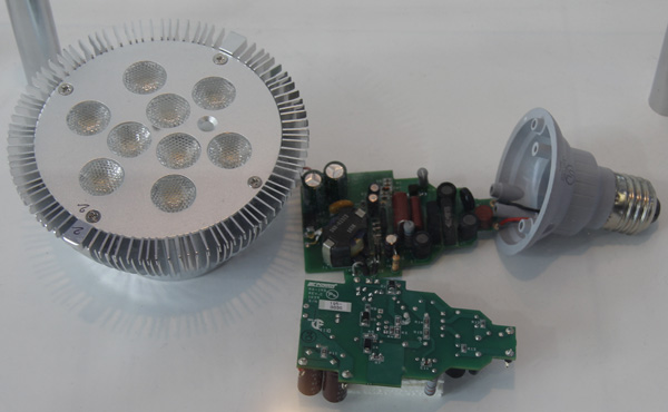 圖2. 使用PI LinkSwitch-PH設計的功率因數(shù)大于0.9的14W LED驅動電路方案