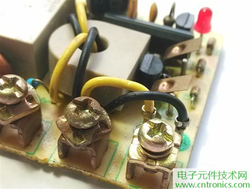 漏電保護(hù)器拆解：結(jié)構(gòu)有差異，做工不錯(cuò)