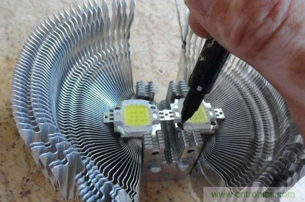 變廢為寶!風扇散熱器變身山寨LED燈