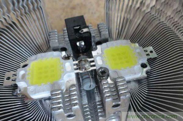 變廢為寶!風扇散熱器變身山寨LED燈