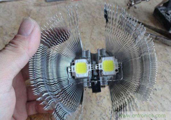 變廢為寶!風扇散熱器變身山寨LED燈