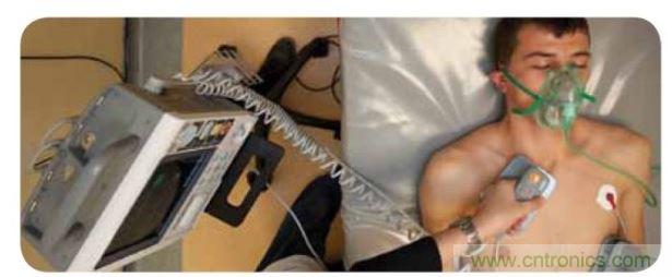 帶電極的醫院用除顫器。注意，患者身上有外部心電圖或心臟監護儀，從胸部的白色圓片(電極)和導聯(線)可看出來。