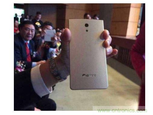 【導讀】在兩會期間,格力董事長董明珠對手機制造曾有過較為明顯的表態(tài),她表示如果格力做手機,那么用戶在3年之內(nèi)是不用進行更換的。然而就在不久之后,她又爆出了一條更為令人震驚的消息,格力手機已經(jīng)做出實體機了。 曝光的格力手機 格力手機的首秀出現(xiàn)在中山大學博學大講堂。董明珠今日參加中山大學博學大講堂上做“傳統(tǒng)企業(yè)的突圍成長”演講。演講中,董明珠話鋒一轉(zhuǎn),談到了格力手機。“我們也很意外”,董明珠陪同人員表示,“董總突然叫她的秘書拿手機過來,然后跟大家說‘透露一下格力的手機已經(jīng)出來了,我也已經(jīng)用了’。” 按照內(nèi)部規(guī)劃,今年格力可能會將手機推向市場,但具體的正式發(fā)布時間尚未確定。在北京參加兩會期間,董明珠曾到奇虎360公司參觀,引發(fā)外界關(guān)于格力與360合作的大猜想。格力手機是代工還是自己造?售價多少?會否搭載格力智能家居系統(tǒng)?這一切都還沒有答案。格力集團市場部相關(guān)負責人表示,如果有消息會通過公司公告披露。 格力為什么做手機?外界最普遍的猜測是為布局智能家居。目前手機成為了公認的智能家居入口,很多智能家居的遠程遙控都通過手機來實現(xiàn),再者,董明珠做事喜歡掌控大局,所以這個猜測很有可能是正確的。那么,可以肯定的是格力未來要做的智能家居,必然不是單一的硬件產(chǎn)品,而是一整套家居生態(tài)系統(tǒng)。