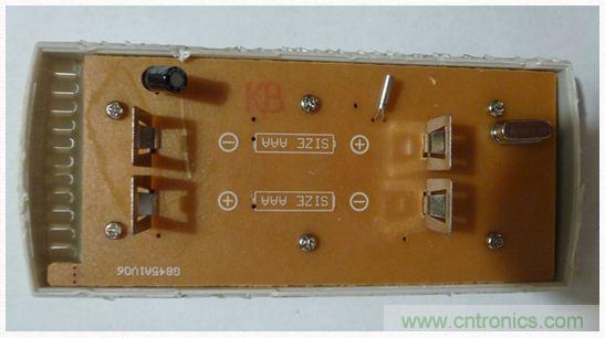 圖4：移開(kāi)電池后的PCB同一面。